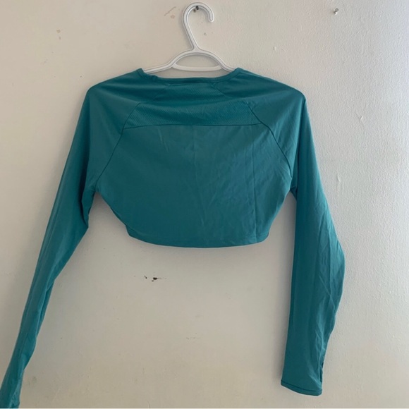 Woman’s gymshark cropped long sleeve - Picture 3 of 3